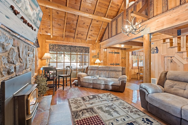 House (4 Bedrooms) | Living area