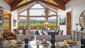 House (4 Bedrooms) | Living area | TV, DVD player