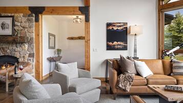 House (4 Bedrooms) | Living area | TV, DVD player