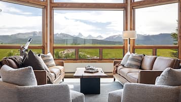 House (4 Bedrooms) | Living area | TV, DVD player