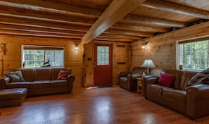 House (3 Bedrooms) | Living area - Hooter Hollow (Island Park)