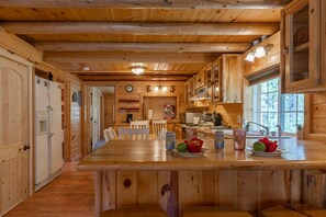 House (3 Bedrooms) | Private kitchen | Fridge, microwave, oven, stovetop - Hooter Hollow (Island Park)