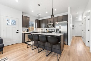 冰箱、微波炉、烤箱、炉灶