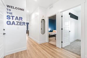 3 chambres, bureau, fer et planche à repasser, lit de bébé portatif