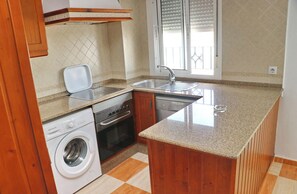 Een koelkast, een microgolfoven, een oven, een vaatwasser