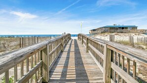 On the beach - Steps Away from the Beach, Food, and Entertainment (Gulf Shores)