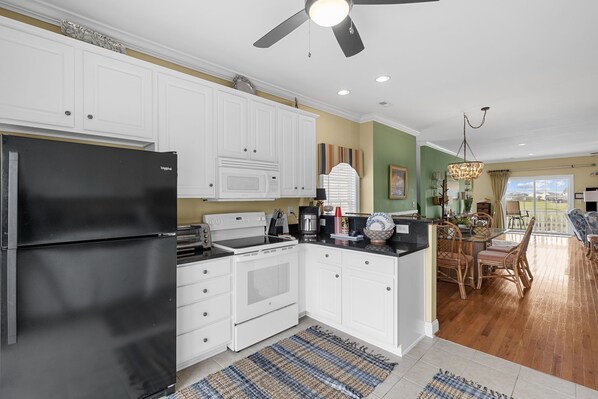 冷蔵庫、電子レンジ、食器洗い機、コーヒー / ティーメーカー