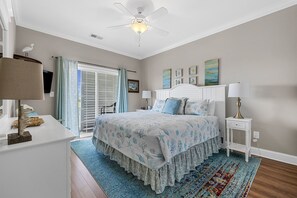 5 quartos, escrivaninha, ferros/tábuas de passar roupa, berço de viagem