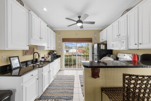 冷蔵庫、電子レンジ、食器洗い機、コーヒー / ティーメーカー