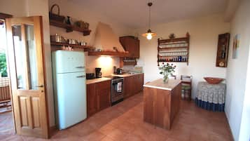 Réfrigérateur, four, plaque de cuisson, cafetière/bouilloire
