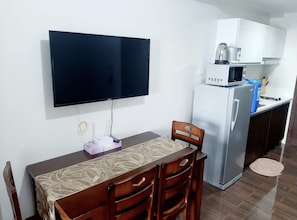 Fridge, microwave, stovetop, electric kettle - Air Residence Makati (Makati)