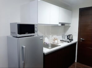 Geladeira, micro-ondas, cooktop, chaleira elétrica