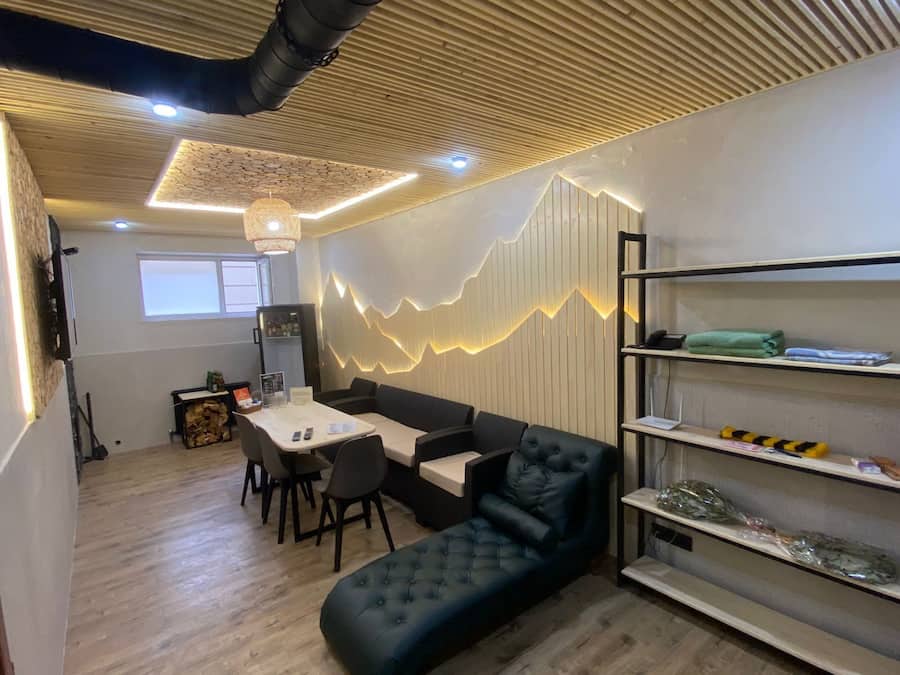 Ein modernes Interieur mit Essbereich, einer Couch und einem Wandregal.