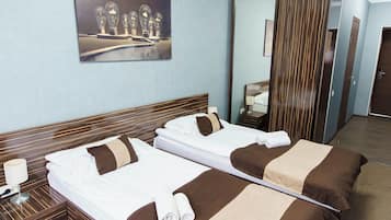 Escritorio, espacio para trabajar con laptop y wifi gratis