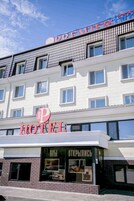 Un hotel con un cartel llamativo que dice 'HOTEL' y un cartel 'PREMIER' encima.