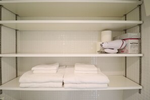 City Apartment | Bathroom | Combined shower/tub, free toiletries, hair dryer, bidet - IDEAL TENNOJI (Osaka)