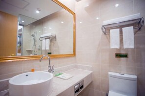 A modern bathroom with a large mirror, a sink, a toilet, and a towel rack. - Vienna International Hotel (Hangzhou Weilai Science City) (Hangzhou)