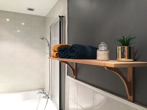 Dusche, Haartrockner, Handtücher, Seife