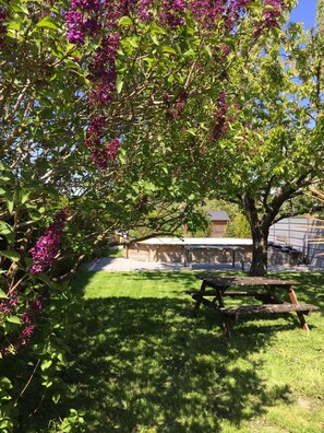 Outdoor dining - Maison au Calme en Triplex Avec Piscine et Suite Parentale Climatisée (Henridorff)
