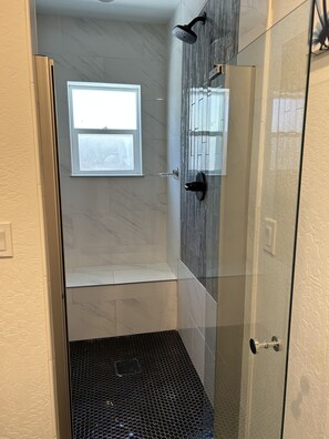 Dusche, Haartrockner, Handtücher, Seife