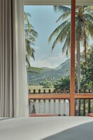 Ropa de cama de alta calidad, muebles diferentes y escritorio