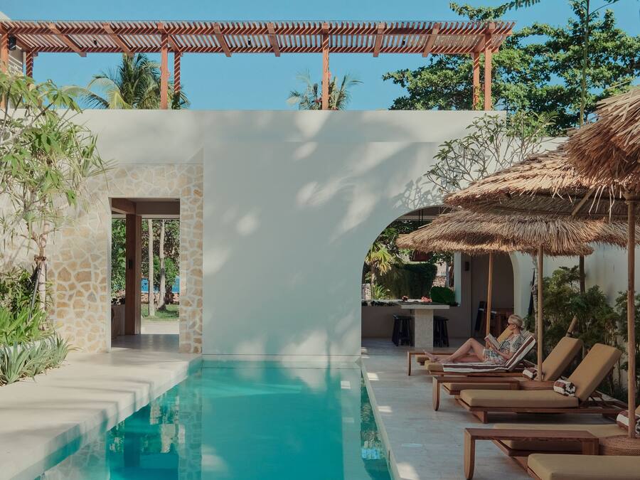 Una piscina al aire libre