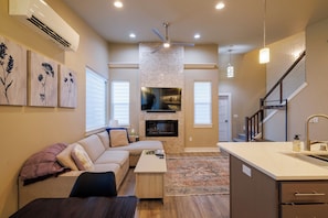 Smart-TV, Kamin, Bücher, Arbeitsbereiche