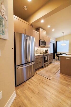 Kühlschrank, Mikrowelle, Ofen, Herdplatte