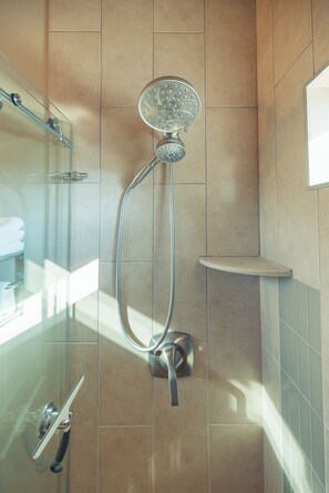 Dusche, Haartrockner, Handtücher, Seife