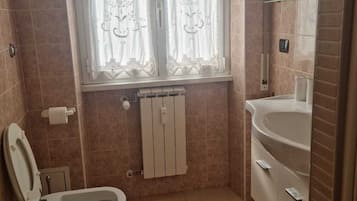 Bidet, serviettes fournies, savon, shampoing