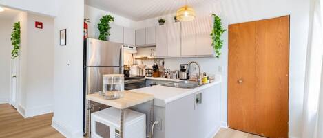 Refrigerador, microondas, horno, placa de cocina