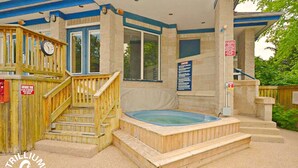 Outdoor spa tub - Peakview Retreat - Ski In/Out (The Blue Mountains)