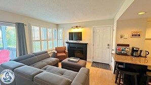 TV, fireplace - Peakview Retreat - Ski In/Out (The Blue Mountains)