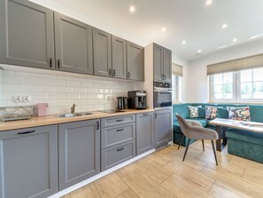 Four, lave-vaisselle, tables à manger