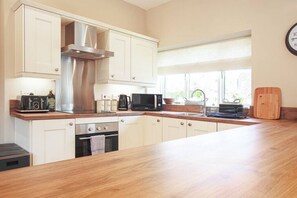 ثلاجة، ميكروويف، فرن، موقد �طهي مسطح