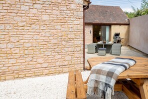 Outdoor dining - The Barn in Longhope - Luxury Barn Conversion (Longhope)