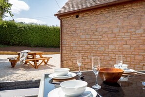Outdoor dining - The Barn in Longhope - Luxury Barn Conversion (Longhope)