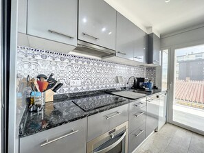 冷蔵庫、オーブン、食器洗い機、コーヒー / ティーメーカー