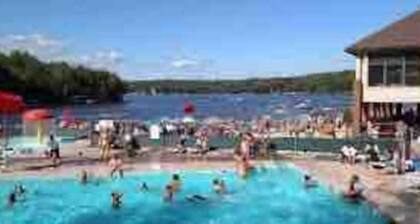 The Woodland Hideout by the Lake features a private Hot Tub and Sauna
