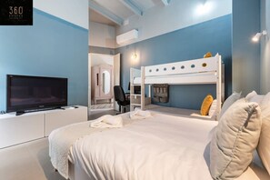 4 室のベッドルーム、デスク、アイロン / アイロン台、旅行用ベビーベッド