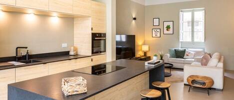 Kühlschrank, Mikrowelle, Ofen, Herdplatte