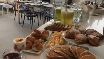 Sudah termasuk sarapan prasmanan setiap hari