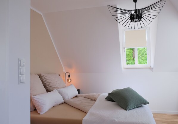 2 bedrooms, travel cot, WiFi, bed sheets