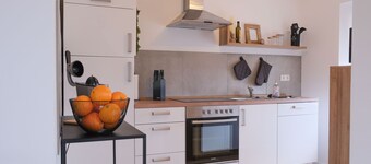 SEE UM'S ECK vacation apartment - modern apartment with loggia directly on Lake Hain