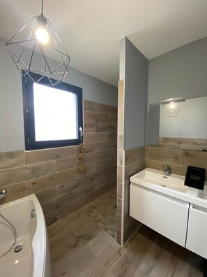 Een douche, een haardroger, handdoeken