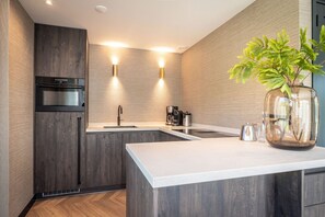 Fridge, microwave, stovetop, dishwasher