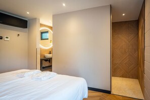 3 chambres, fer et planche à repasser, lit de bébé portatif