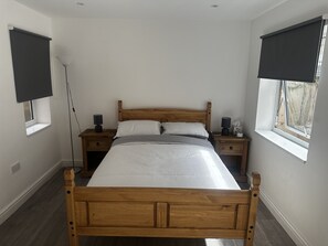 1 bedroom, desk, iron/ironing board, travel cot - Bright & Spacious Entire 1- Bedroom Apartment with Living Room & Private Garden (London)