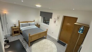 1 soverom, skrivebord, strykejern/-brett og reiseseng for barn