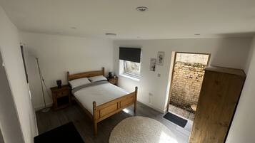 1 dormitori, escriptori i planxa i posts de planxar